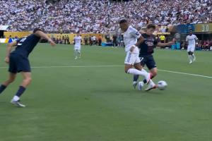 开云体育官网-真敢下脚！内维斯精准断下姆巴佩脚下球，后者痛苦倒地