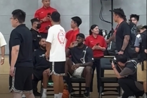 开云官网-累了歇一会！詹姆斯自带气囊坐垫 场边坐着踩球喝水