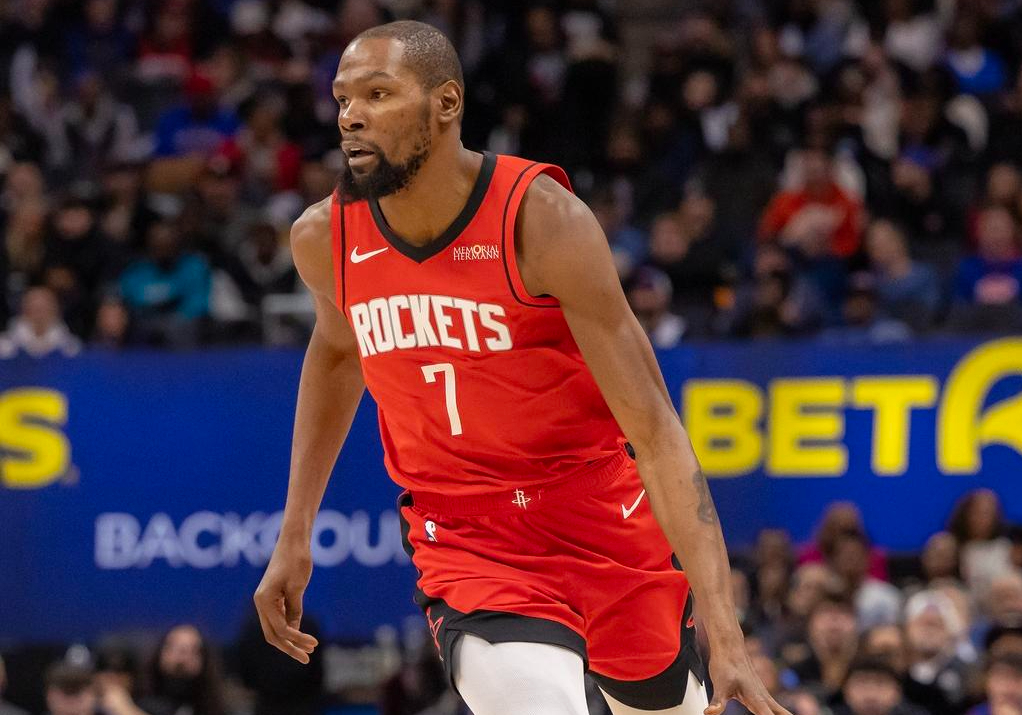 开云体育app-背靠背客场战胜东部第一，杜兰特领衔三人红榜，申京两点备受质疑